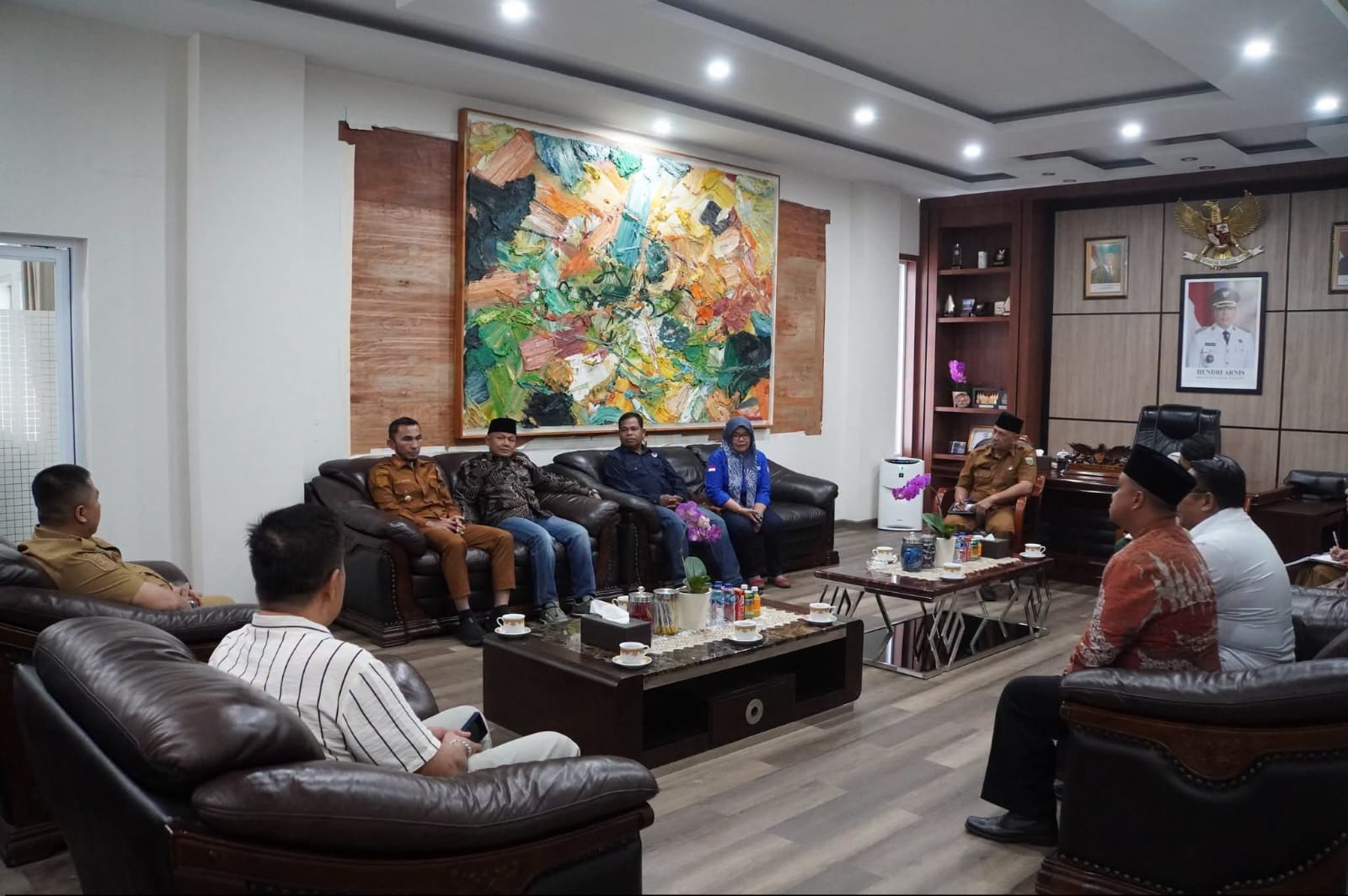 Suasana pertemuan tokoh parpol diruang kerja Wako Hendri.